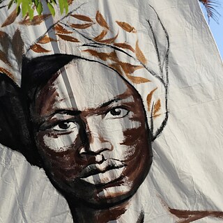 Rassismus – Drei Porträts historischer Schwarzer brasilianischer Persönlichkeiten sind auf Bannern zu sehen.